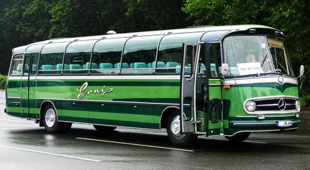 Partybus Westland interieur met verlichting, danspaal en feestambianse voor groepsfeesten