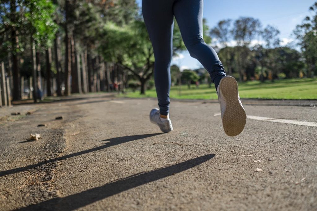 Visualisatie van hoe fatburners werken door metabolisme stimulatie en vetverbranding in het lichaam
