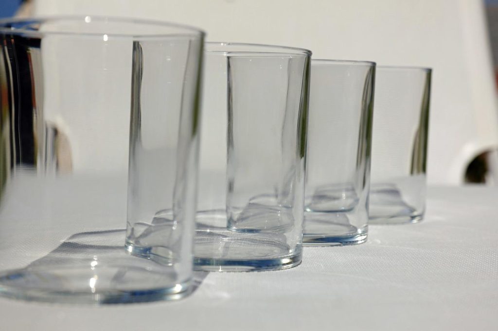 Voorbeeld van gepersonaliseerde geschenken met gegraveerde glazen, een uniek cadeau met persoonlijke boodschap voor speciale