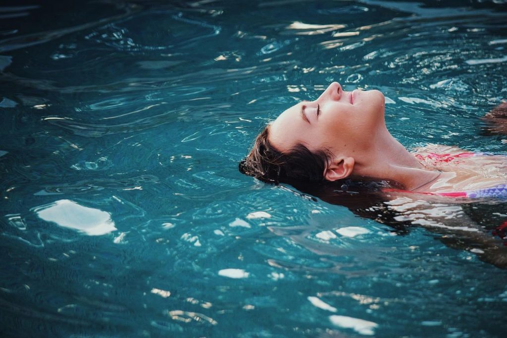 Ontspanning in het moderne tijdperk met innovatieve technologie en opblaasbare jacuzzi voor thuisgebruik